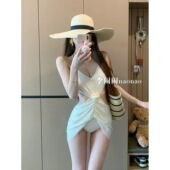 李闹闹 泳衣女网红性感纯欲花朵海边泡温泉度假比基尼 包洁仪同款