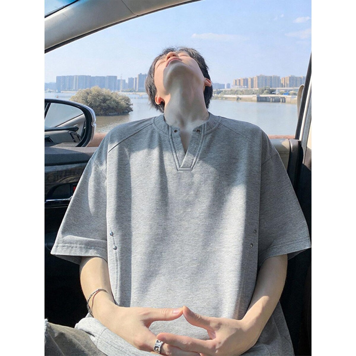 2026新款男生上衣夏季半袖T恤铆钉V领短袖男款美式痞帅青少年宽松