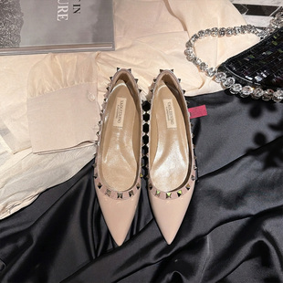 2026年春季新款真皮尖头浅口铆钉平底鞋女漆皮休闲百搭裸色单鞋女