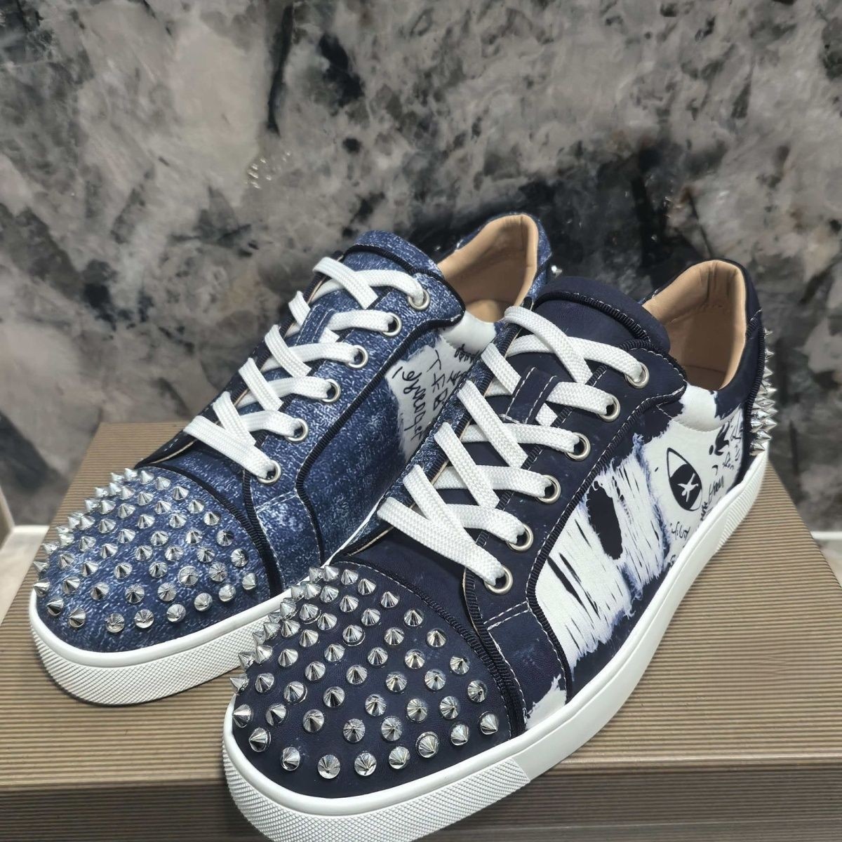 欧洲站真皮低帮男鞋2026新款牛仔布鞋铆钉鞋女休闲板鞋情侣红底鞋,流行男鞋,休闲板鞋,淘宝优惠券,粉丝福利购,淘宝优惠卷