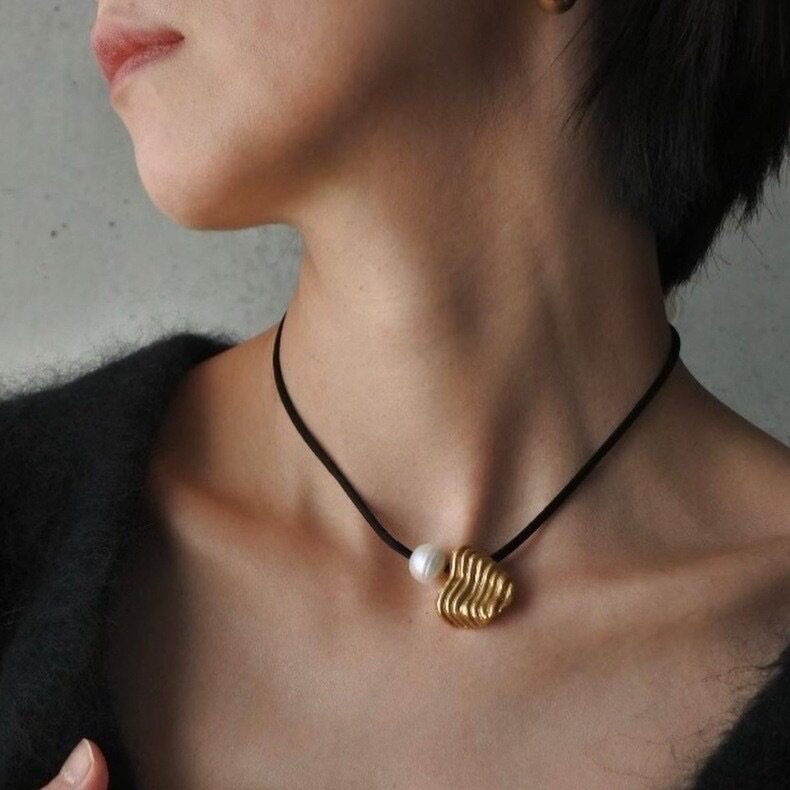 英国topwhit欧美自由打结褶皱吊坠绒绳项链复古高级感气质金属