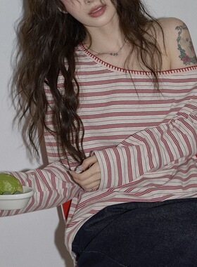 复古甜辣红色条纹斜肩T恤女2025秋气质休闲长袖露肩针织衫上衣女