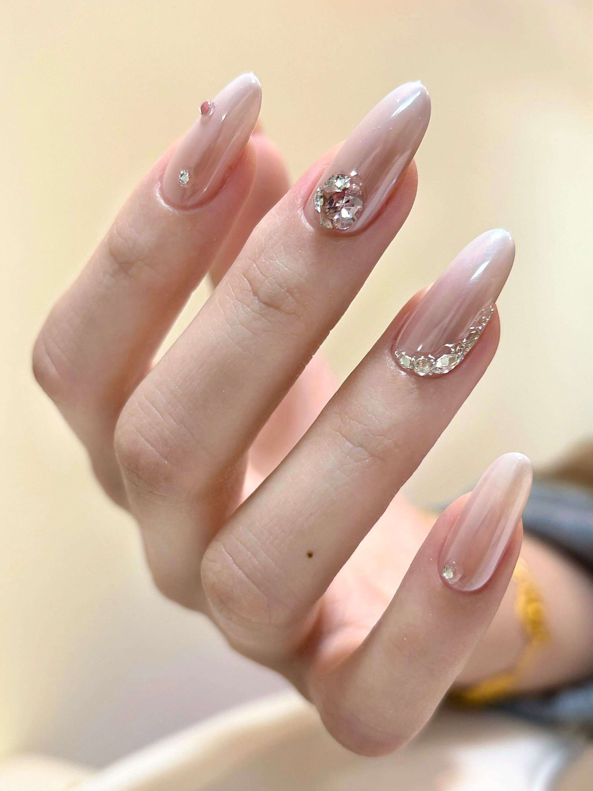 白月光手工海莉穿戴甲中长款2025新款高级感带钻新娘杏仁甲指甲贴