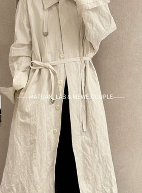 现货2025秋季新款设计师奶油白褶皱风衣外套