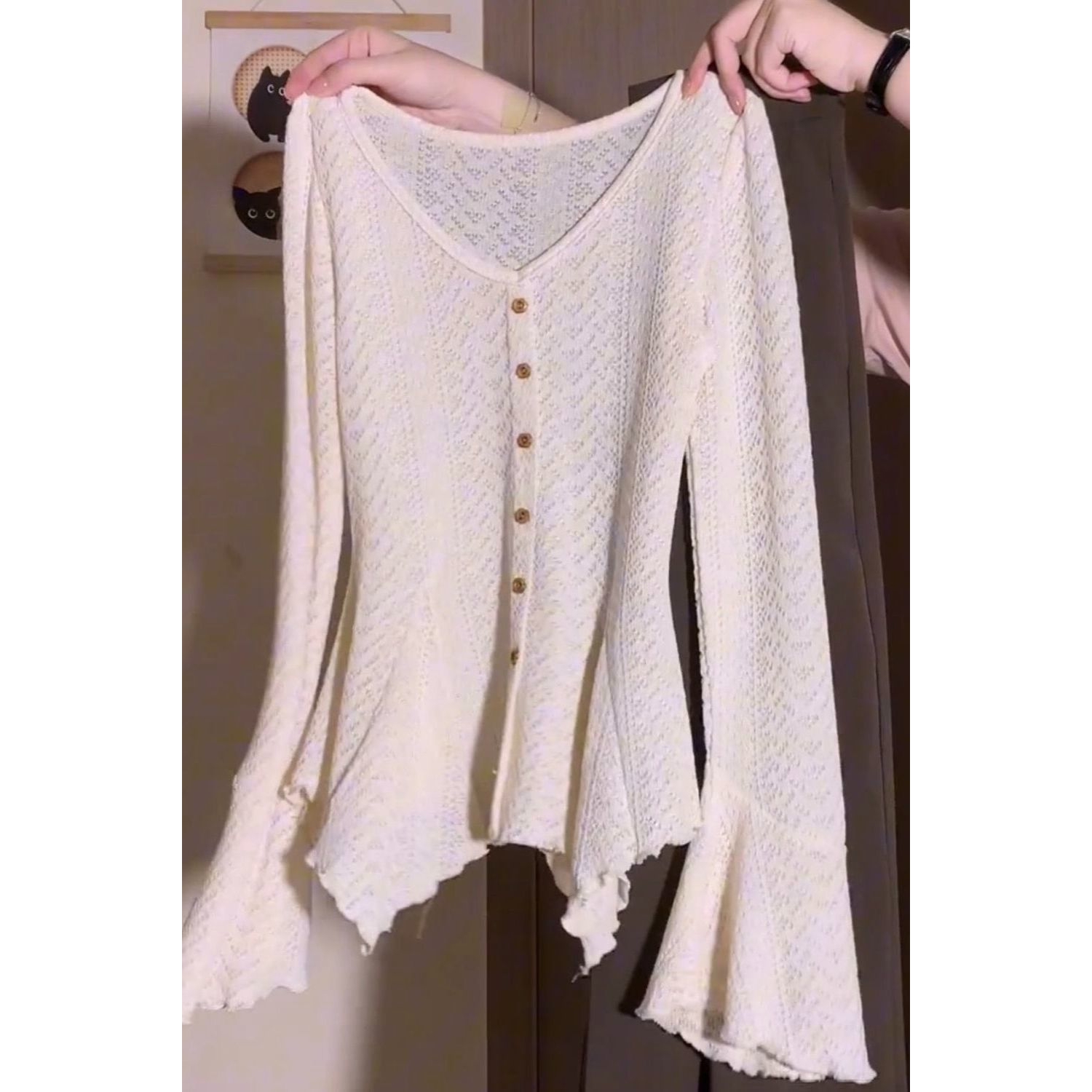 杏色喇叭袖设计感针织V领长袖T恤女秋季新款显瘦轻薄防晒罩衫上衣