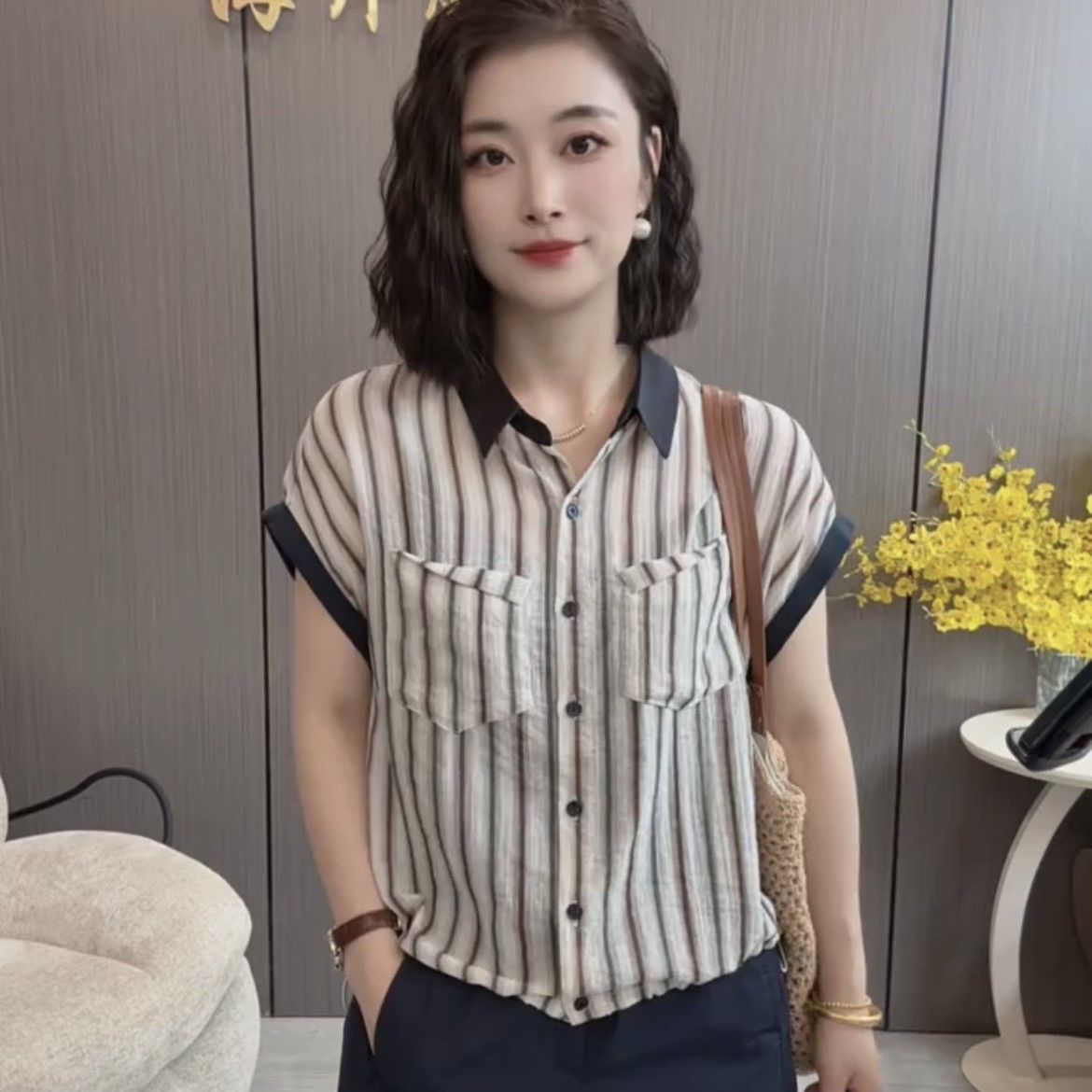 2025夏季新款女士休闲洋气宽松条纹衬衫上衣时尚显瘦翻领短袖衬衫