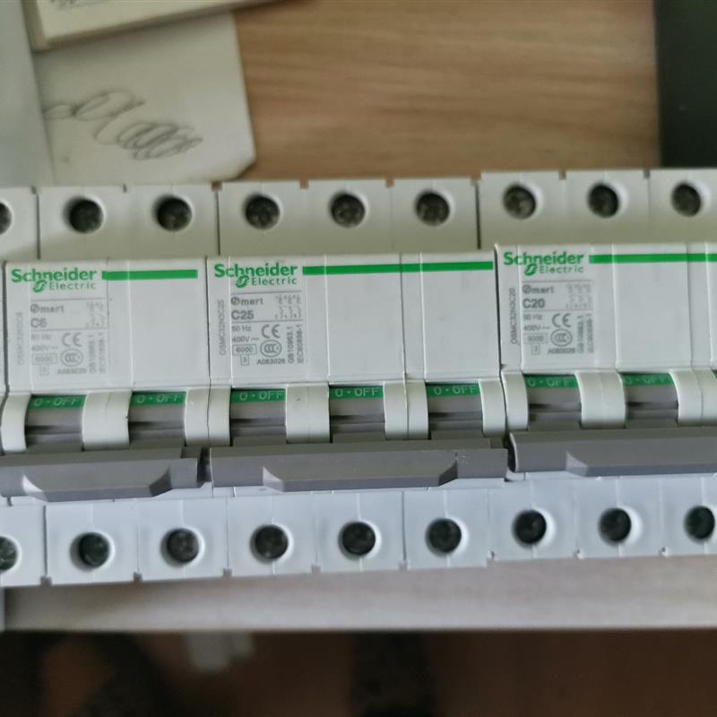 施耐德 OSMC32N3C20 小型断路器47一只(请询价)