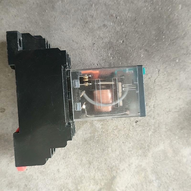 施耐德中间继电器。RXM2LB2BD。底座RXZE1M2C。(请询价)