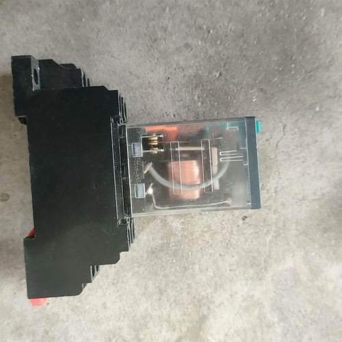 施耐德中间继电器。RXM2LB2BD。底座RXZE1M2C。(请询价)