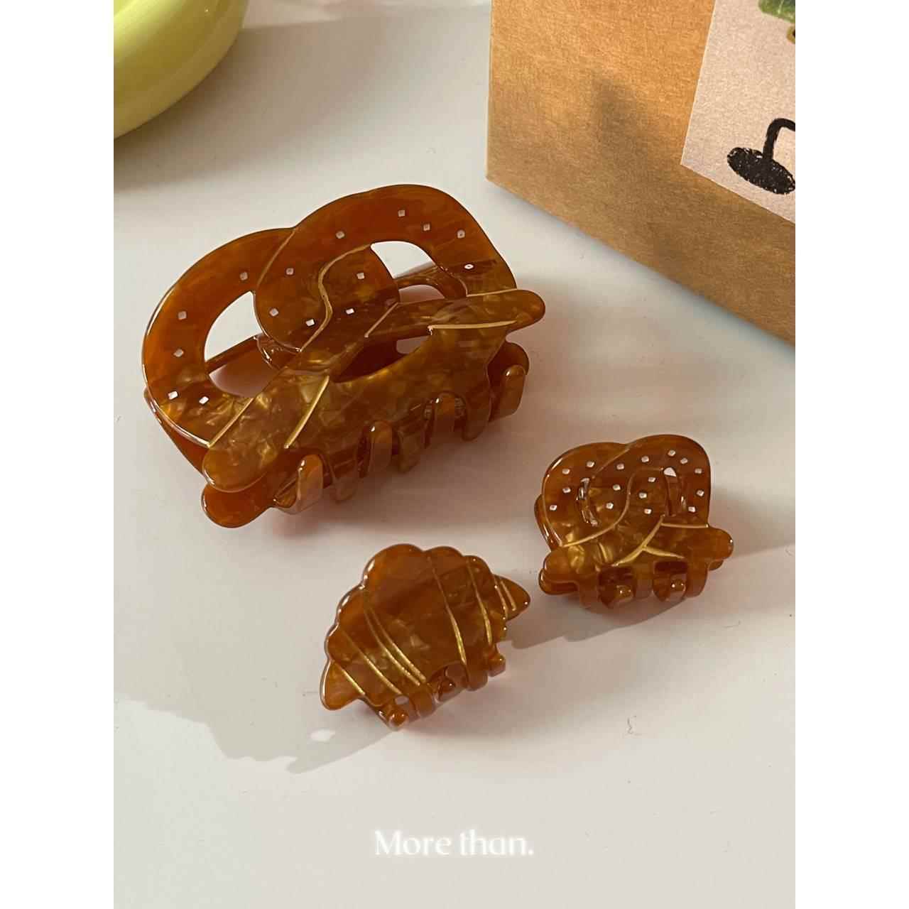法式复古蝴蝶圈醋酸发抓夹同款可颂碱水结盘发鲨鱼夹发饰