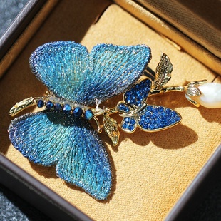 国潮国风轻奢刺绣布艺蝴蝶胸针紫蓝两色昆虫别针天然淡水珍珠