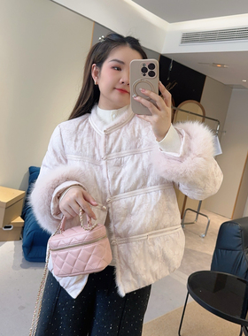 【欧加粒粒】新中式提花圆领拼接毛毛袖口90白鸭绒外套TS26011201