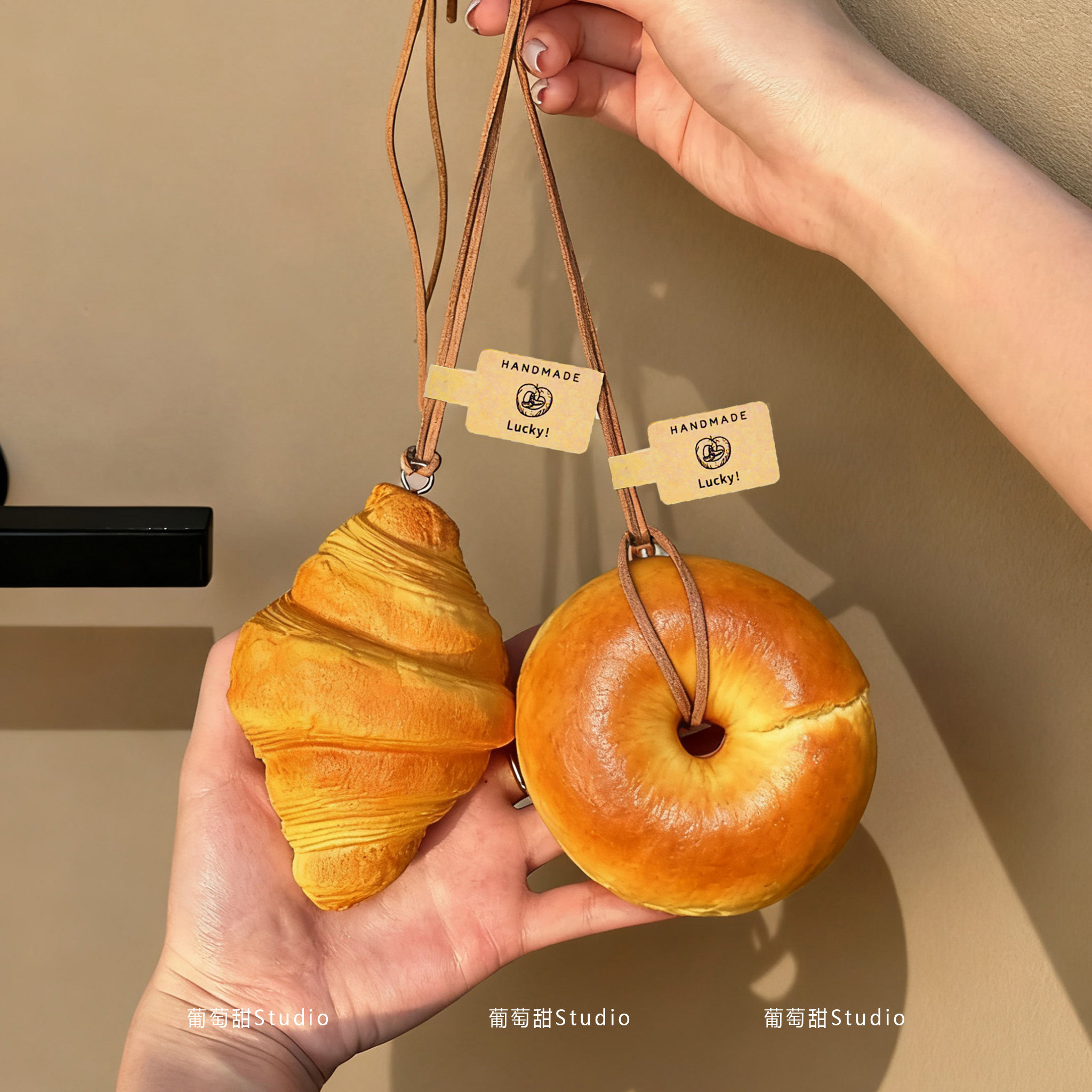 葡萄甜创意包挂件牛角包贝果可爱捏捏乐解压汽车后视镜吊饰礼物