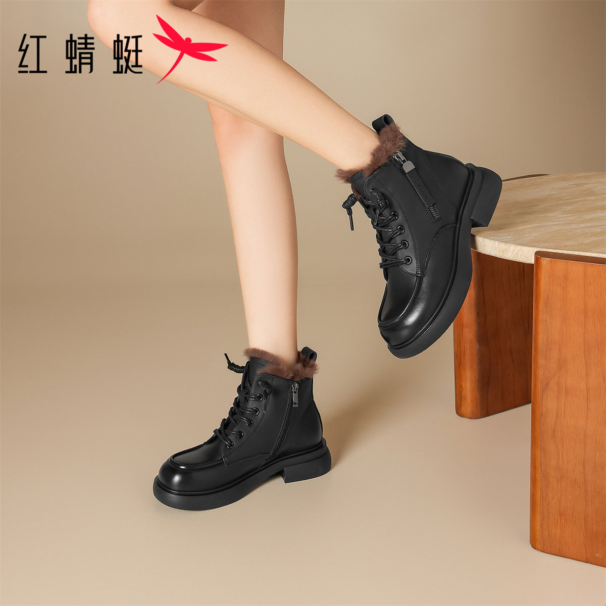 红蜻蜓黑色加绒短靴女款2026新款英伦马丁靴女士厚底拉链工装皮靴