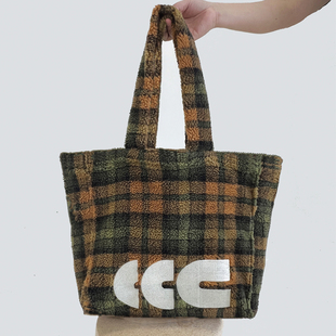 CAC秋冬新款 购物袋可爱羊羔绒暖暖绣花大容量包包宠物包