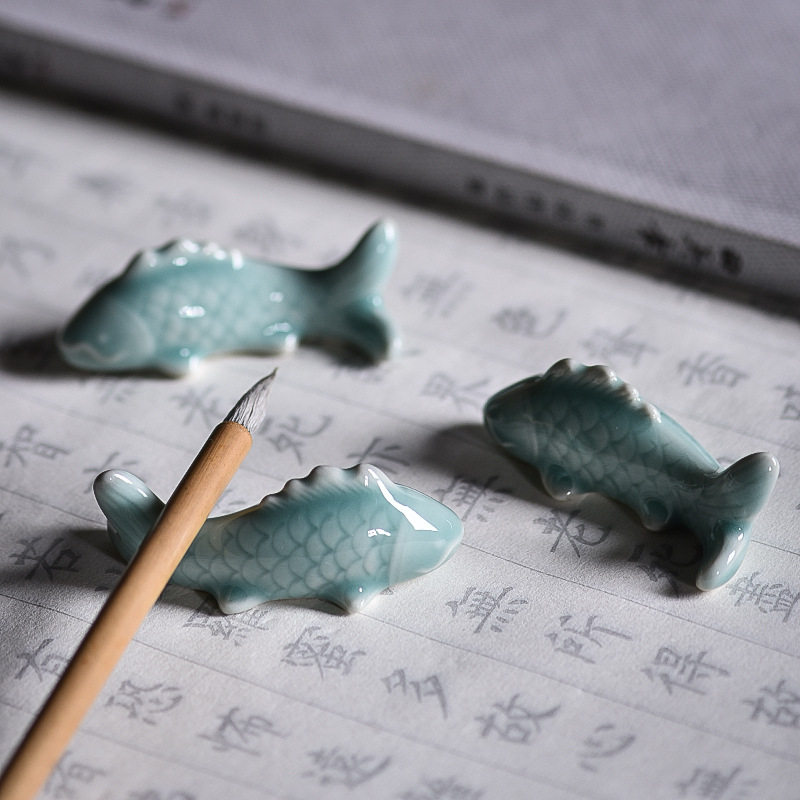 创意青瓷锦鲤搁陶瓷个性可爱笔山桌面精致摆件文房四宝学生用品