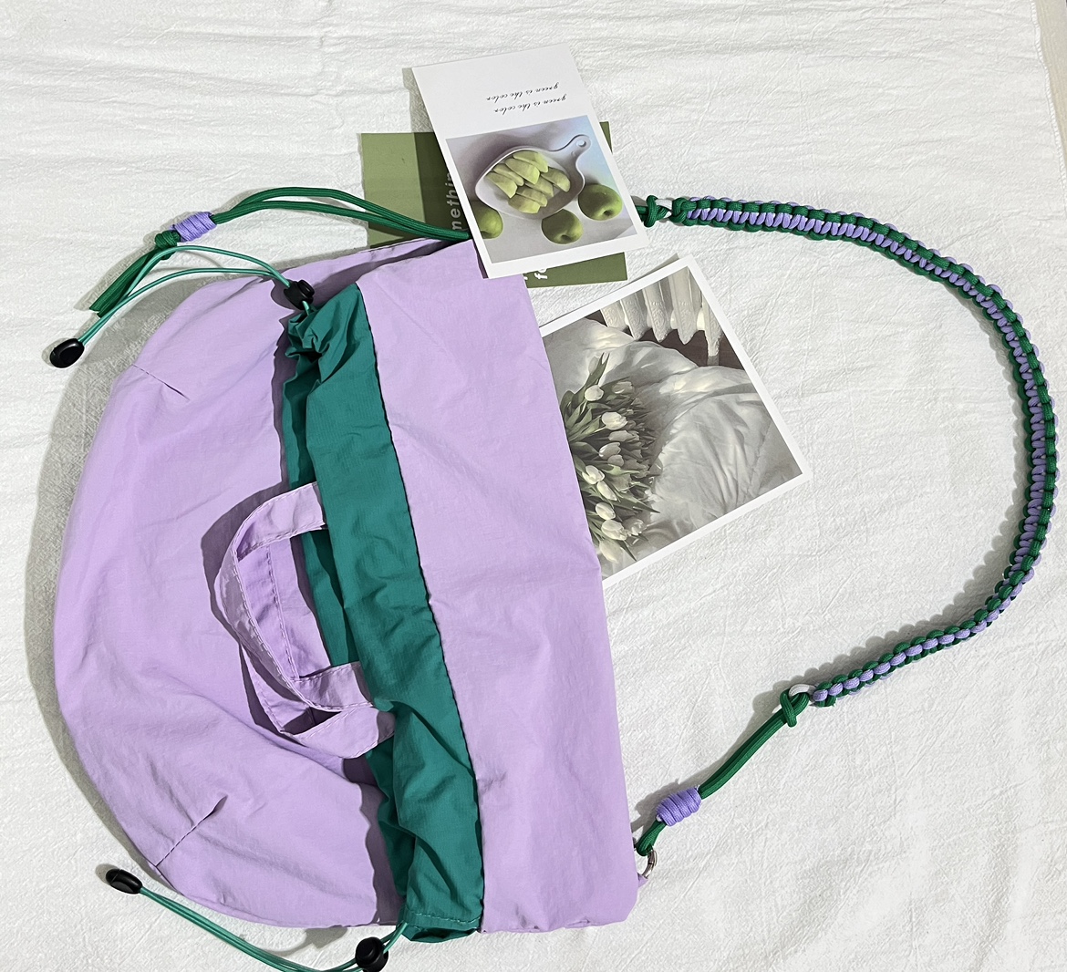 韩国尼龙防水轻便斜跨包夏日冰淇淋拼色束口抽绳多巴胺手提单间包