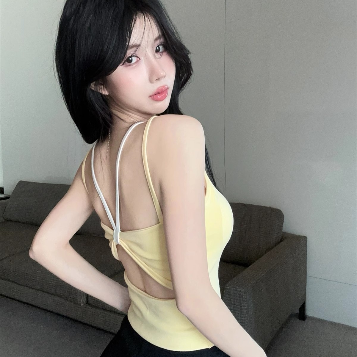 纯欲辣妹吊带背心女黄色露背带一体胸垫美背内衣打底内搭抹胸上衣