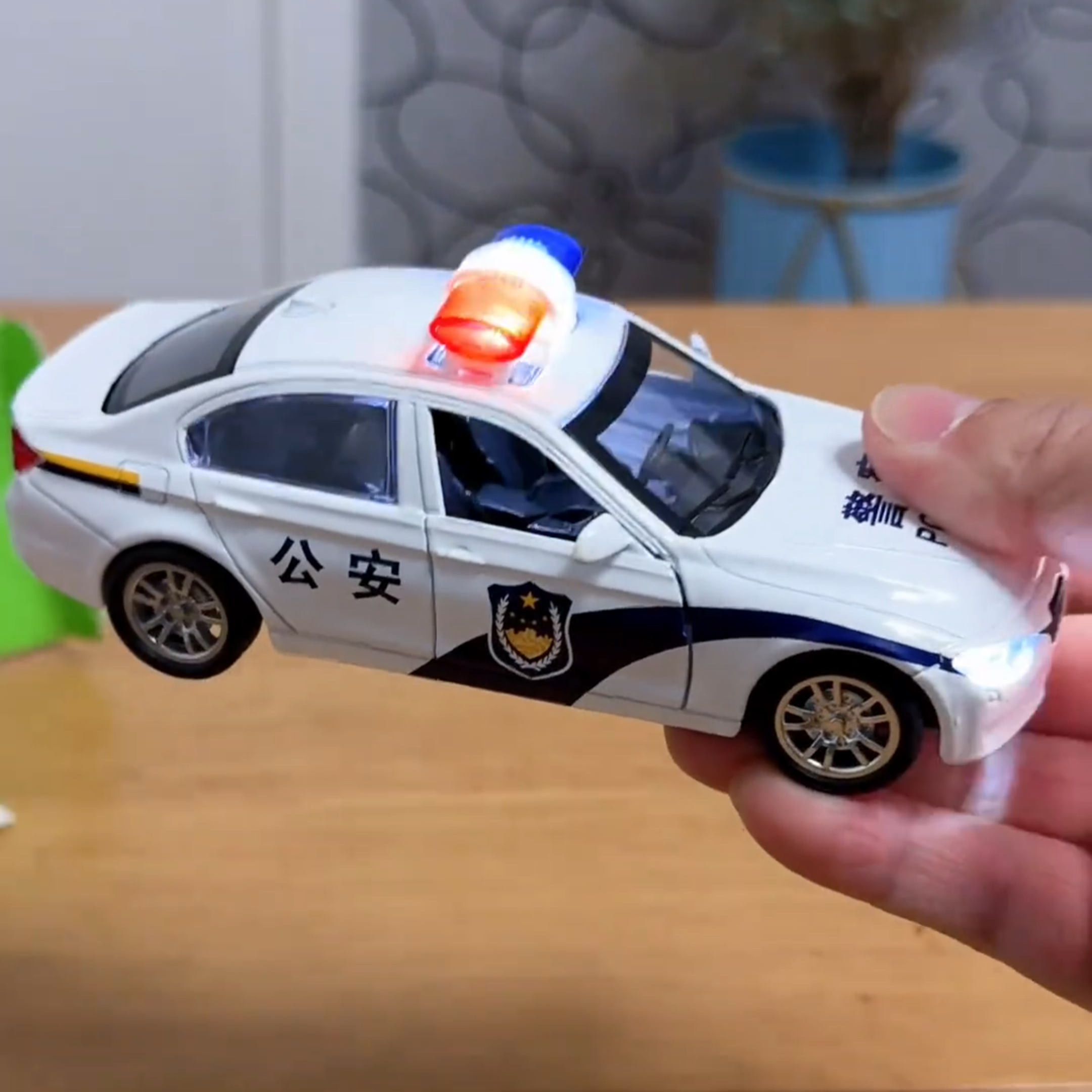 儿童仿真救护车玩具1:32合金回力警车3-6岁灯光音乐仿真警察玩具