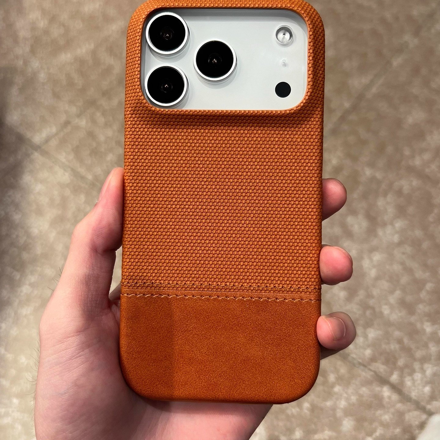 星宇橙编织纹拼接适用苹果17promax手机壳素皮iphone16pro磁吸15plus新款14pm布纹13防滑12全包air防摔保护套