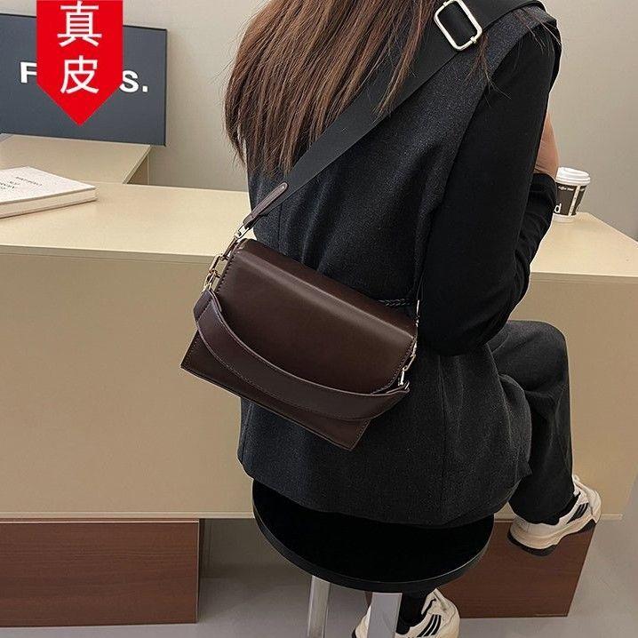 复古秋冬小女士纯色众斜挎包单肩宽带高级真皮洋气新款包小方包