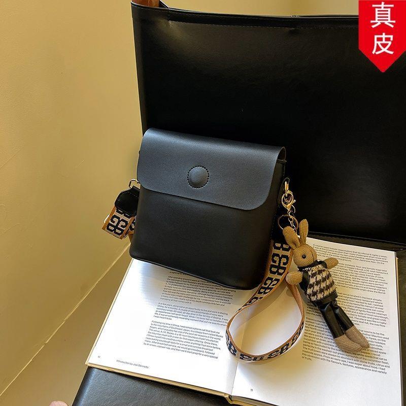 真皮单肩高颜值跨包时尚新款红百搭小众设计轻黑色水桶国风奢网斜