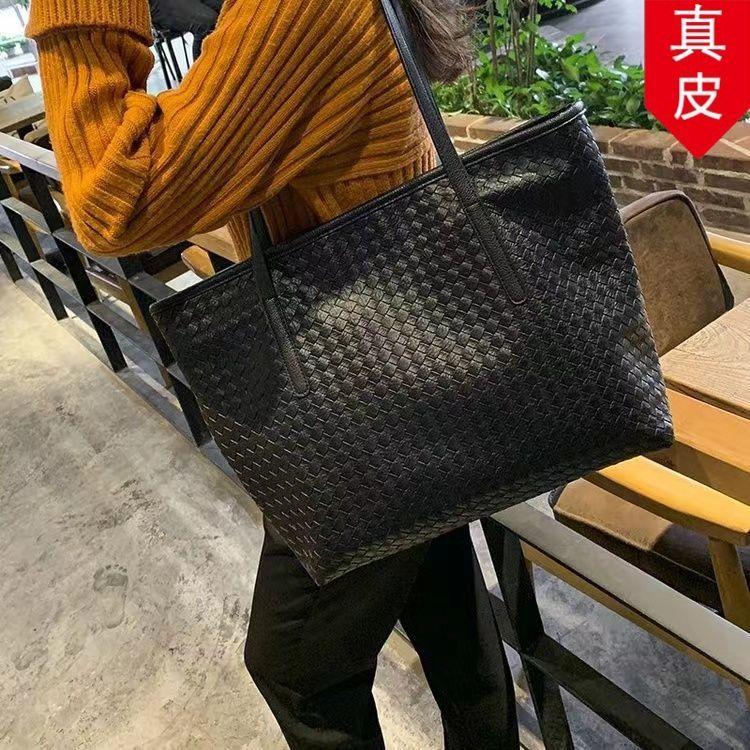 潮单肩真皮包新款托特女包黑色慵懒包韩系女包大容量通勤2026编织