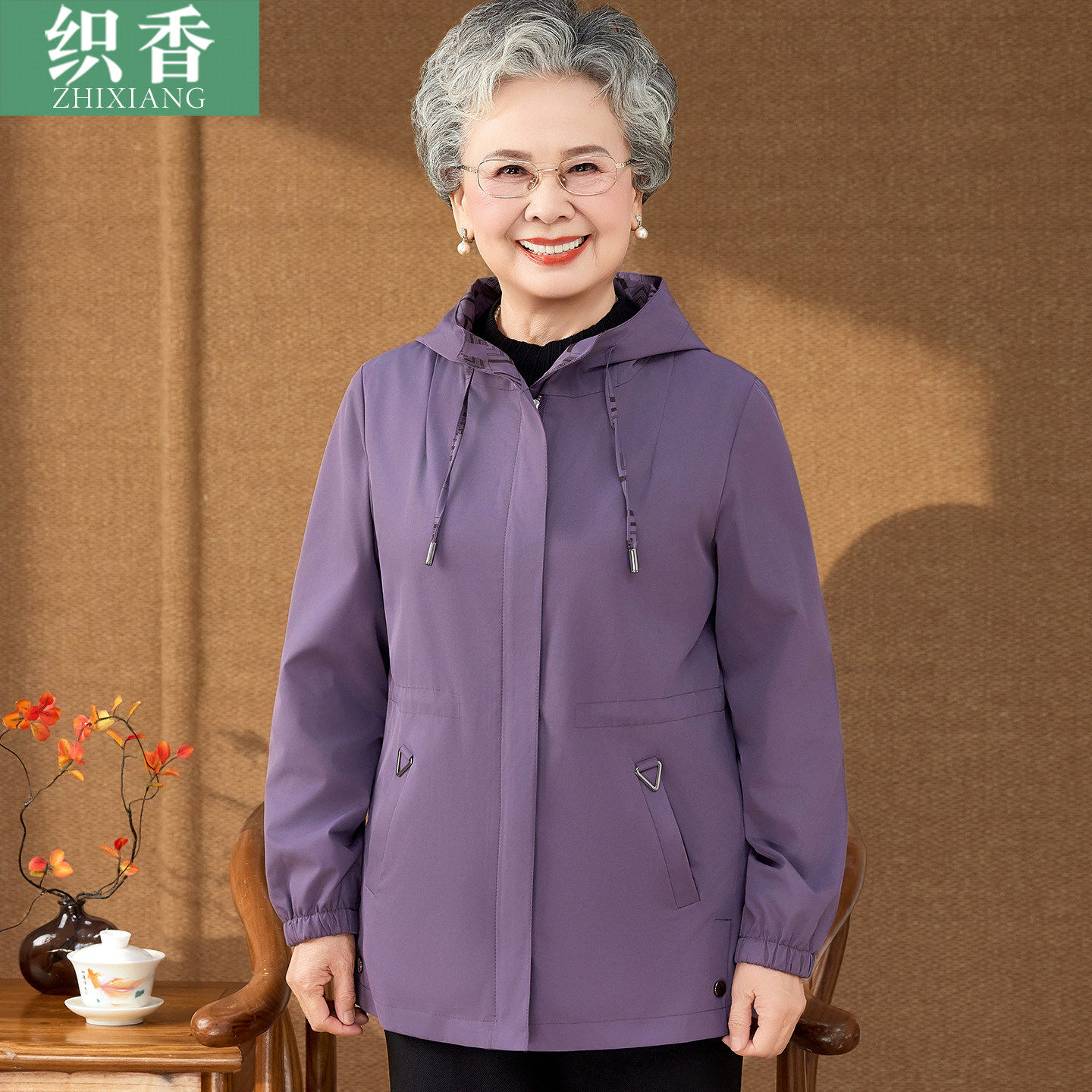 妈妈秋装时尚休闲外套中