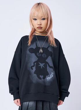 Minga冬季新品美式复古黑色卡通印花图案圆领宽松加绒落肩卫衣