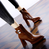 英伦风尖头高跟靴子2024秋冬季 加绒皮带扣厚底马丁靴粗跟短筒靴女