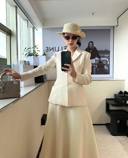 套装 李亚男 搭配超大裙摆半身裙 外套 定制75姆米丝毛面料西装