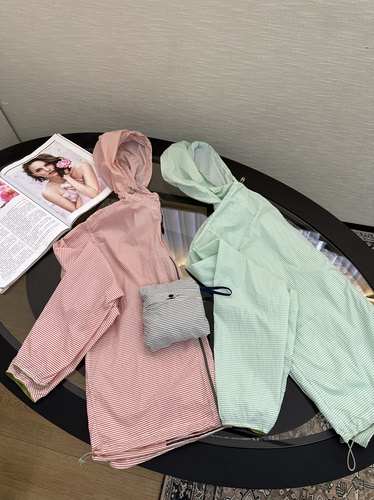 李亚男 夏季新款 自收纳 防泼水 轻薄透气 防晒细条纹连衣帽外套