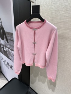 李亚男2025年冬季新北美设计师款 少女粉巨美钻扣羊绒羊毛   毛衣