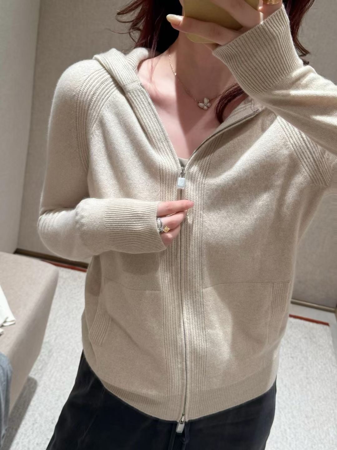 李亚男2025年秋冬 baby 小山羊绒 低调奢华老钱风白富美羊绒 开衫