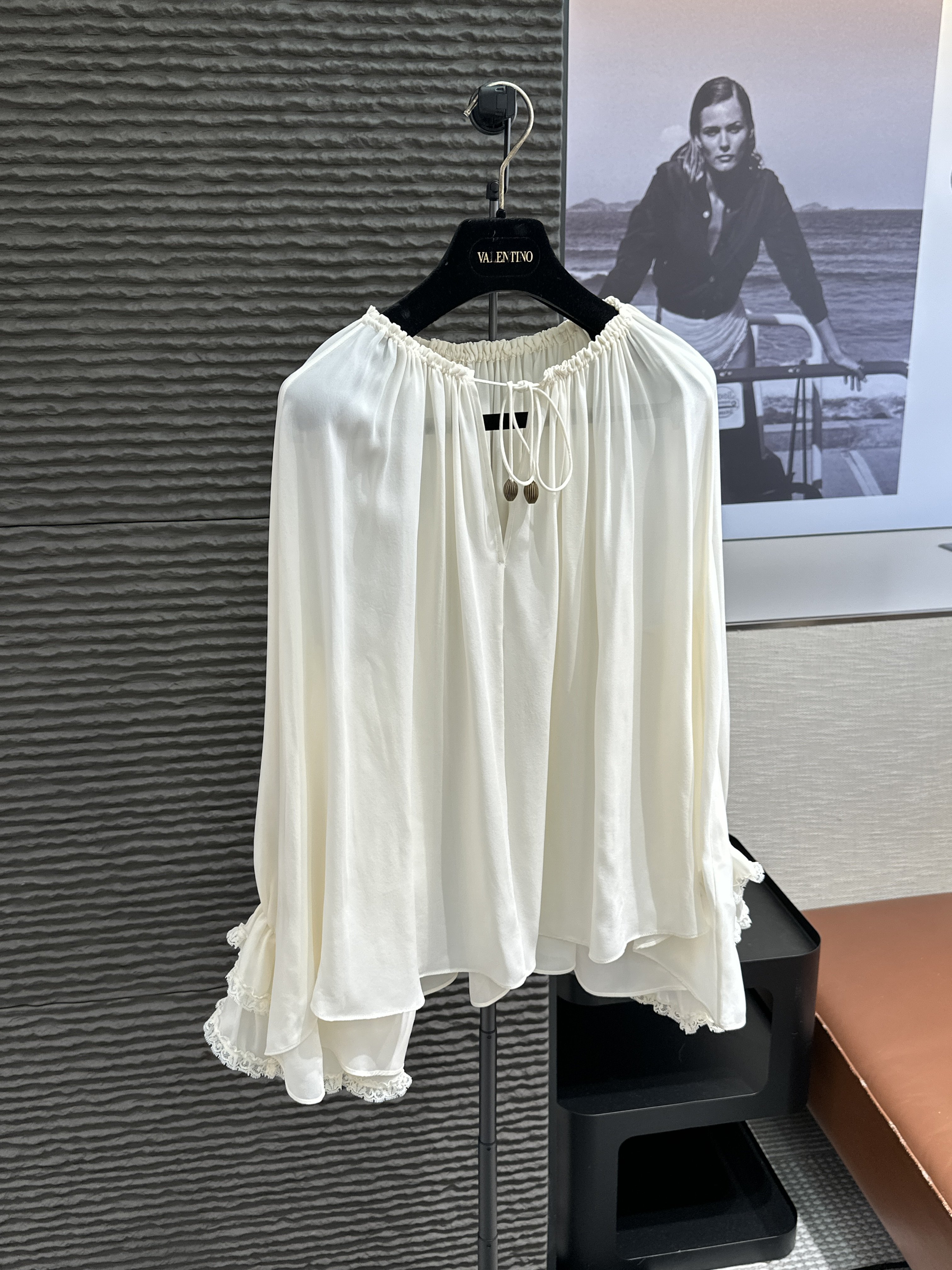 李亚男2026年春夏高端货仙气飘飘 褶皱 荷叶边喇叭袖桑蚕丝  衬衫