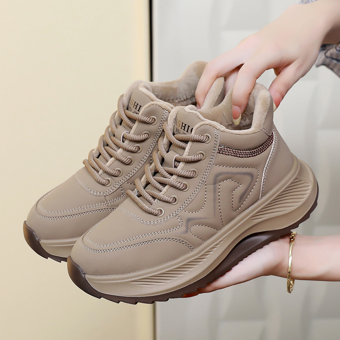 冬季老北京女加绒保暖厚底棉鞋