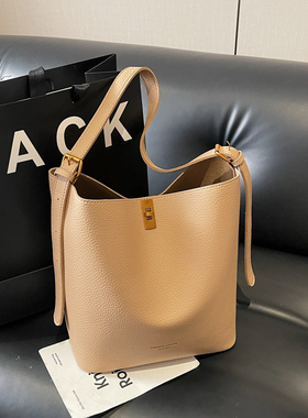 大容量时尚百搭洋气小众水桶包女2026新款高级质感轻奢通勤单肩包