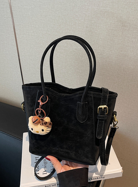 新款高级小众手提包女简约休闲水桶包高颜值轻便通勤单肩包斜挎包