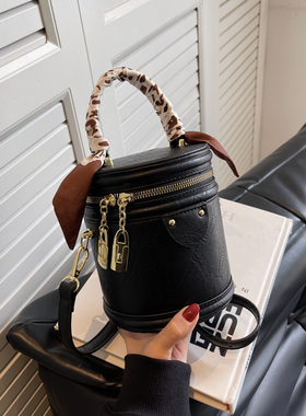2026新款高颜值复古时尚百搭小众手提水桶包女简约休闲单肩斜挎包