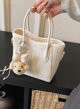 小众精致手提水桶包女2026新款时尚百搭斜挎包夏季流行爆款小拎包