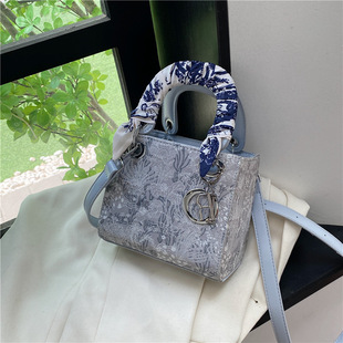感轻奢戴妃新款单肩斜挎包质感百搭重工刺绣手提包