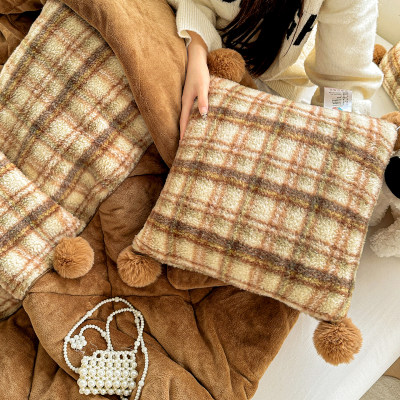 牛奶绒加厚羊驼绒抱枕车用被子两用2025新款午睡毯二合一靠枕被