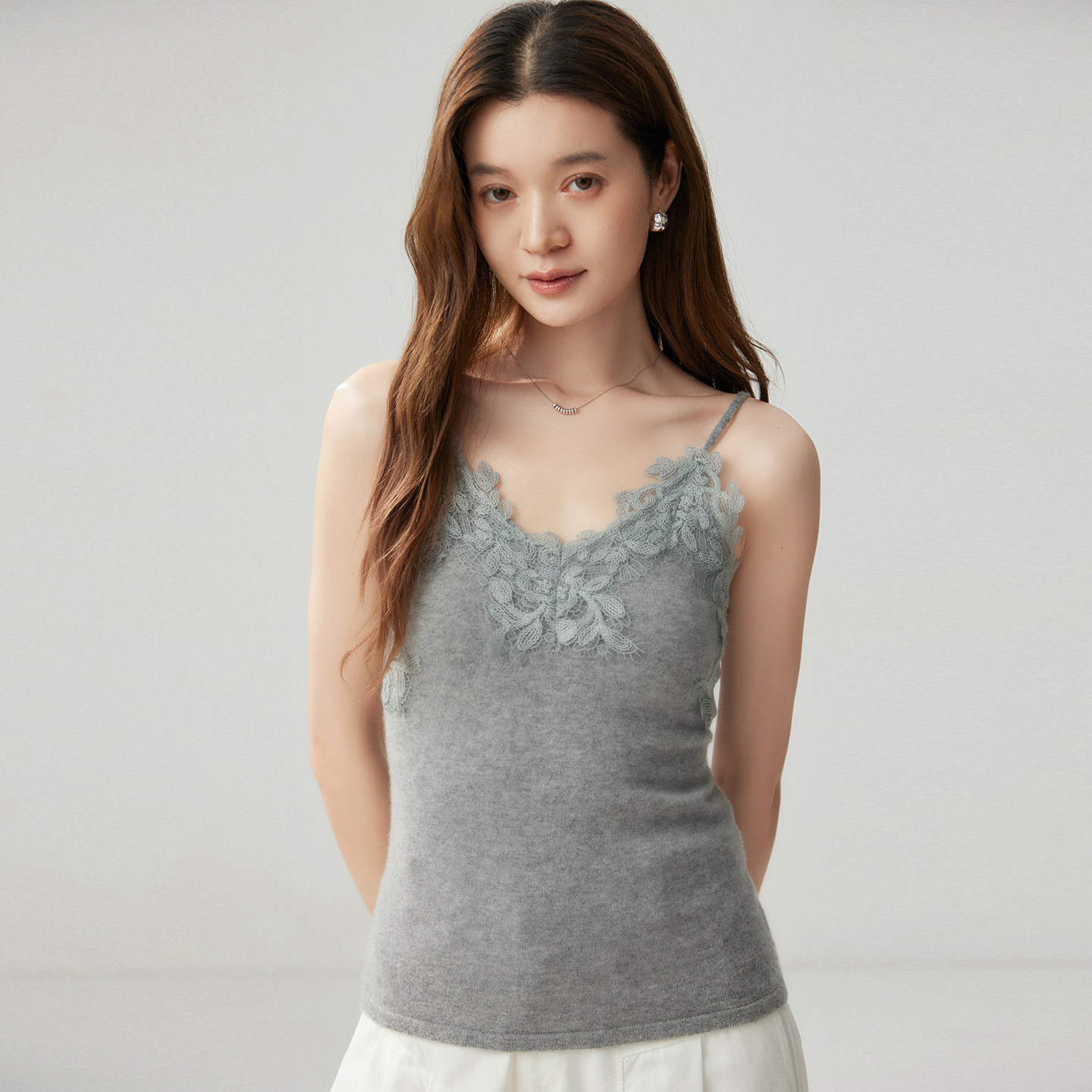 柔软山羊绒蕾丝吊带背心女打底衫
