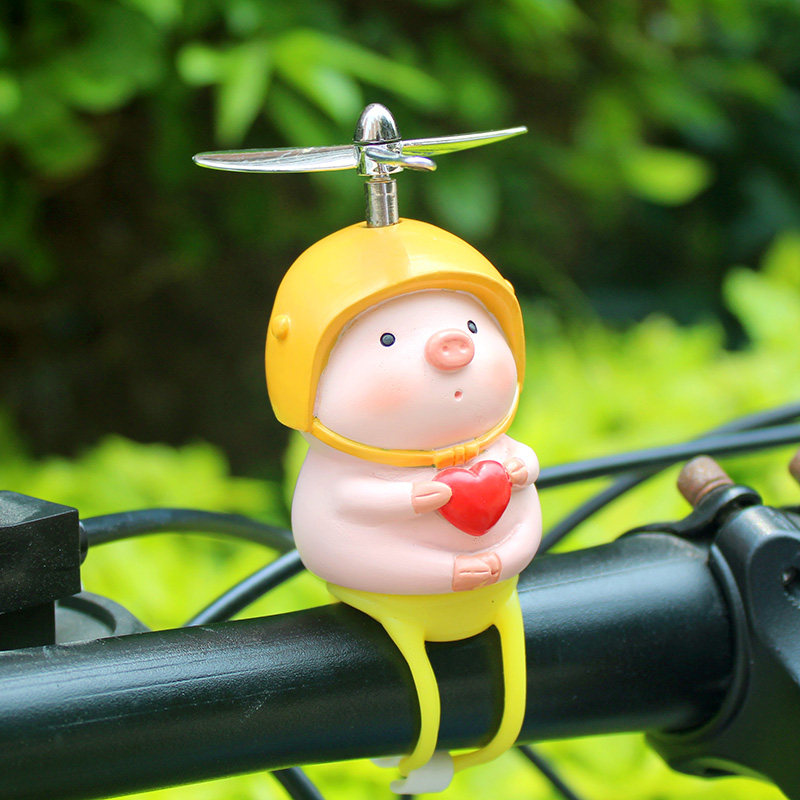 爱心小猪自行车带戴头盔竹蜻蜓汽车载摆件电瓶车电动摩托车装饰品,家居饰品,装饰摆件,淘宝优惠券,粉丝福利购,淘宝优惠卷