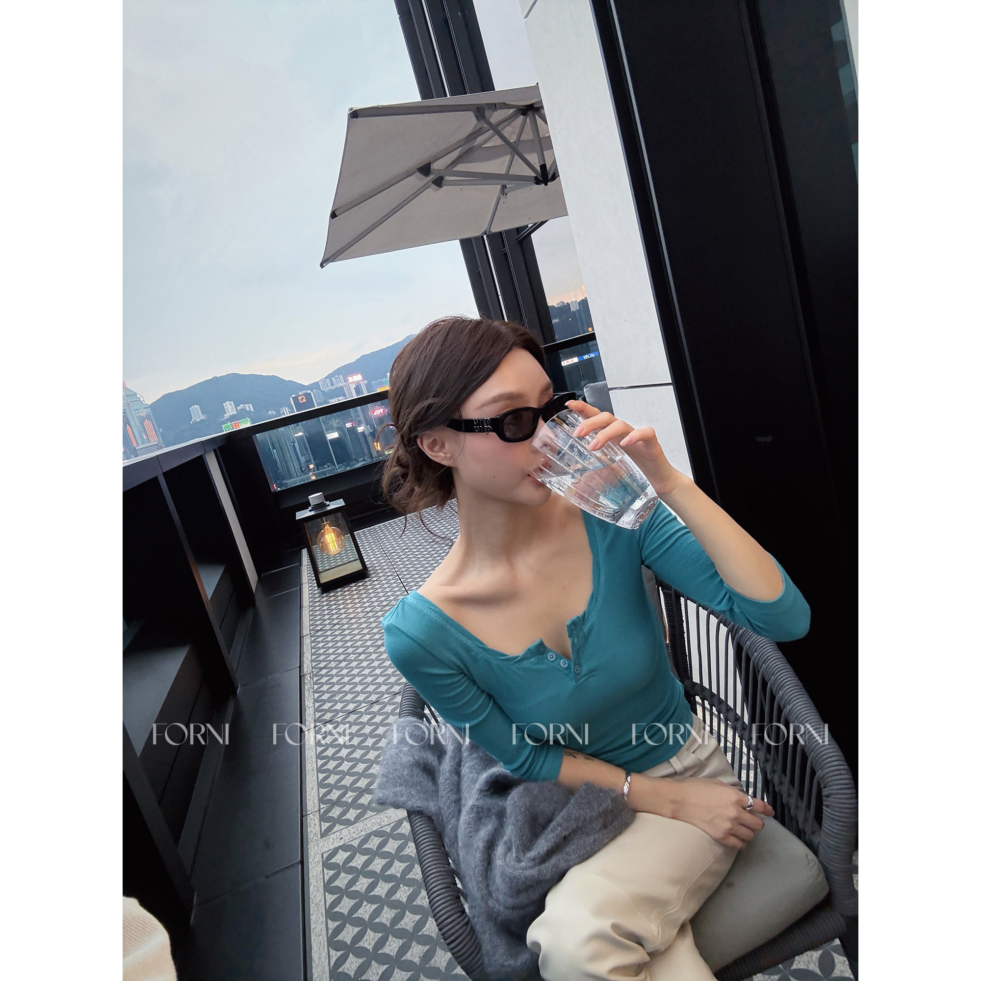 獨家自研多色U领修身长袖打底衫图片