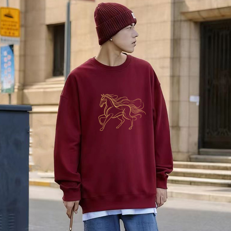 宽松版型酒红色本命年圆领卫衣