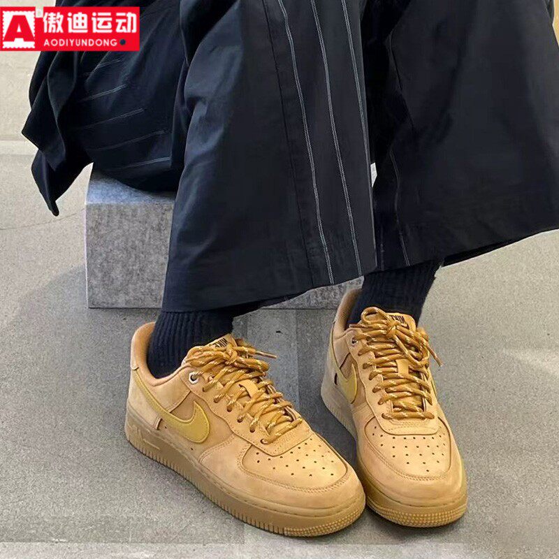 耐克Nike女鞋小麦色运动板鞋