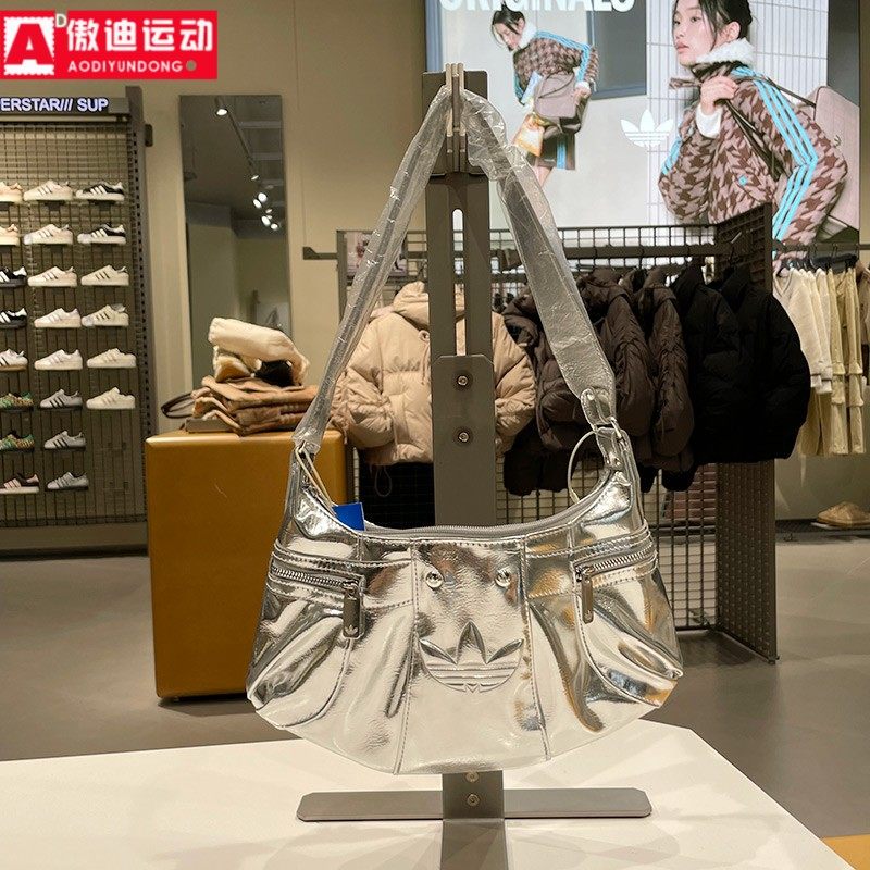 阿迪达斯三叶草女子2025冬季款金属亮泽感随性腋下挎包拎包KC2771