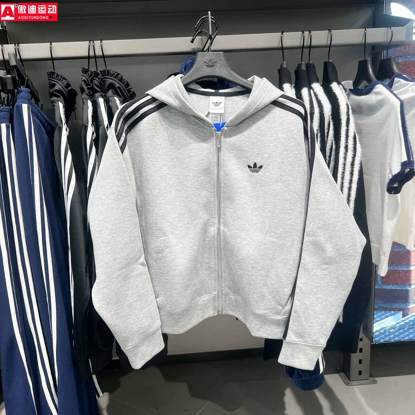 阿迪达斯三叶草新款连帽外套
