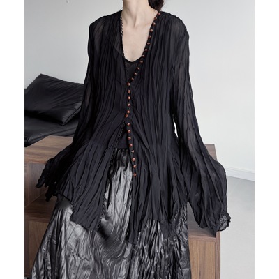 浮木兮/小众设计感豆豆纽扣不规则衬衫微透褶皱感鱼尾喇叭袖上衣